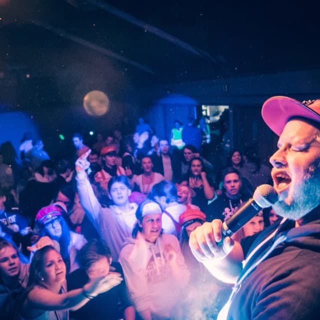 Artist hypper publikum på scenen