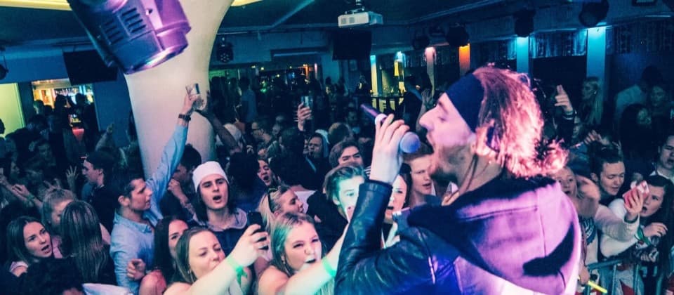 Artist og publikum på MultiEvent-show