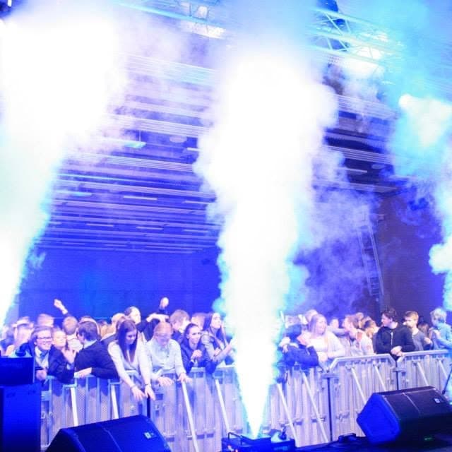 CO₂-jets og scenelys under produksjon