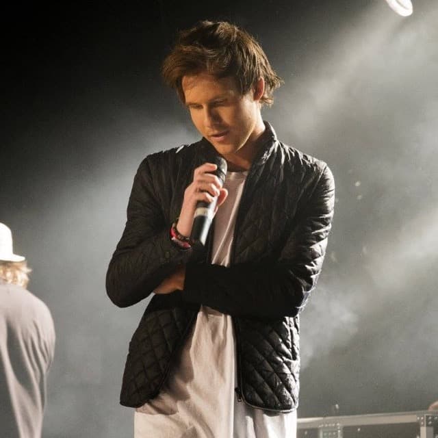 Artist i spotlys på scenen