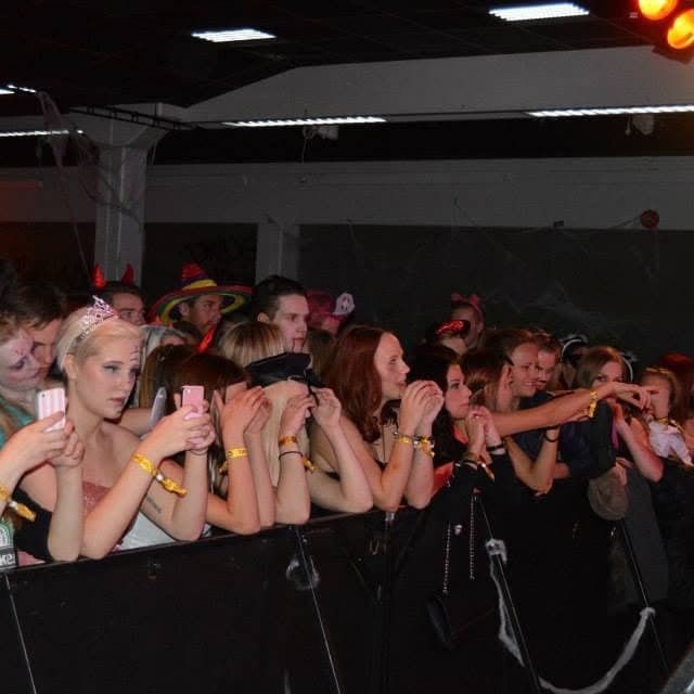 Publikum i kostyme på temafest